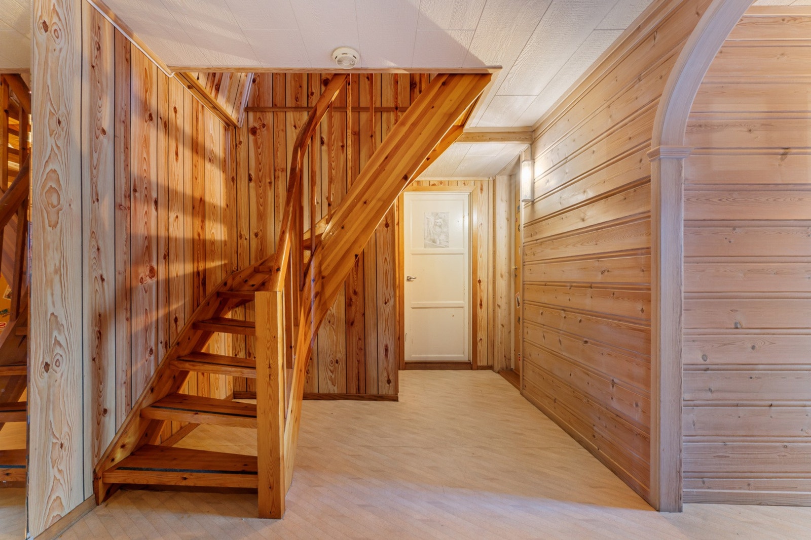 Innvendig trappegang mellom etasjene Galleribilde