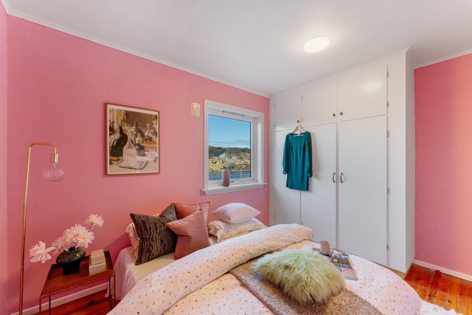 Rommet har også plassbygd garderobe og god plass til både seng og annet ønsket møblement Galleribilde