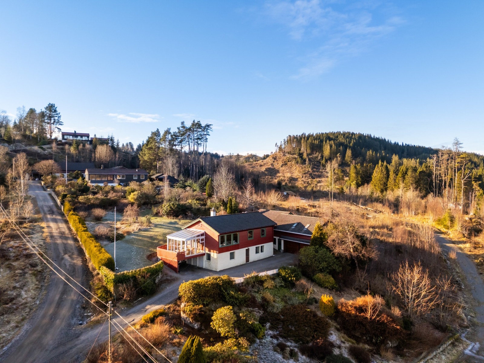 Eiendommen befinner seg i landlige omgivelser og har kort vei til blant annet Vetåsfjellet som ligger rett bak boligen Galleribilde