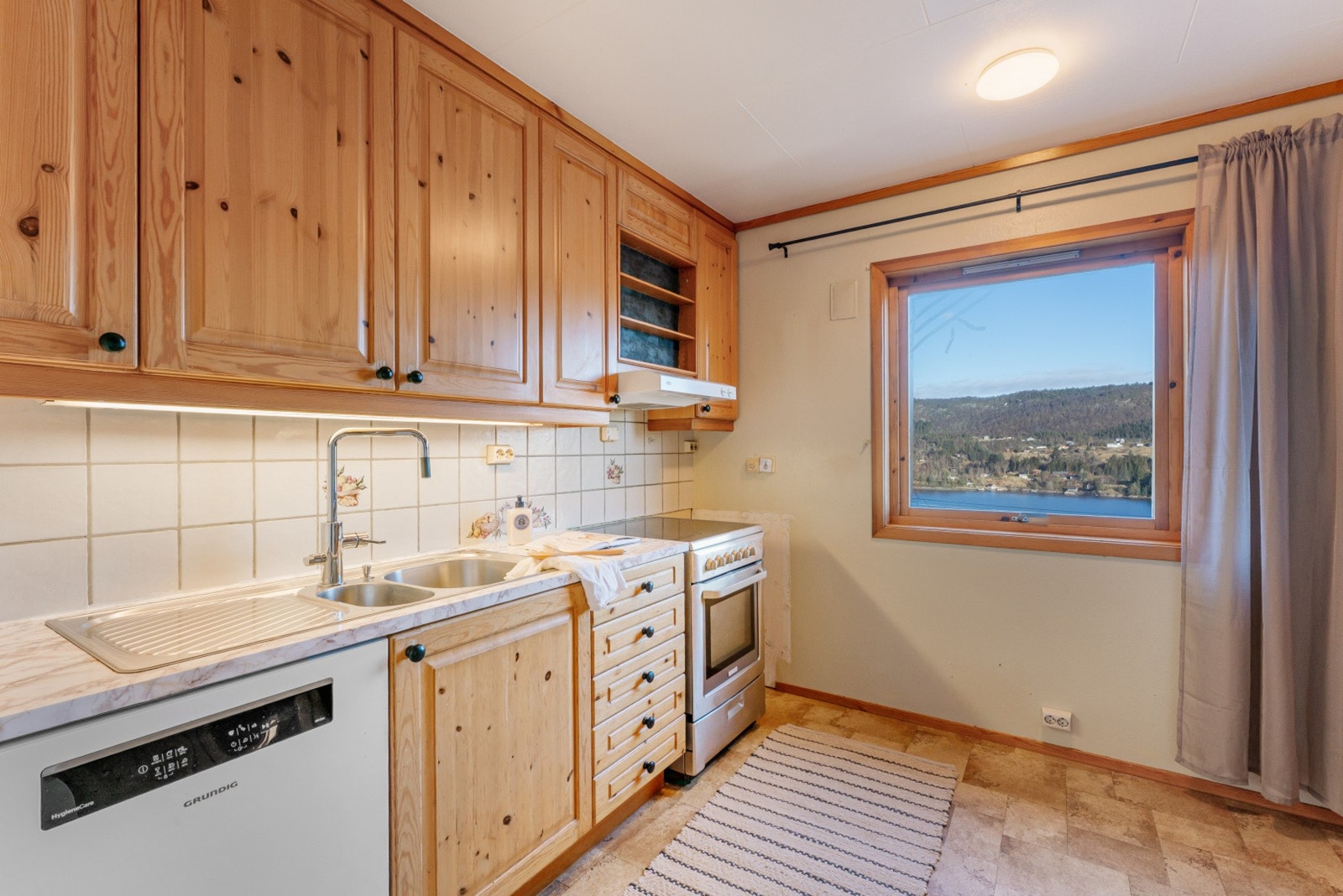 Videre inn i boligen følger kjøkkenet Galleribilde