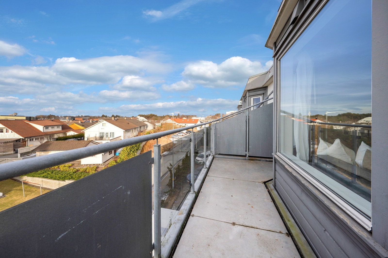 Balkongen byr på gode solforhold, fra ca. 12/13 til 21/23 om sommeren. Galleribilde