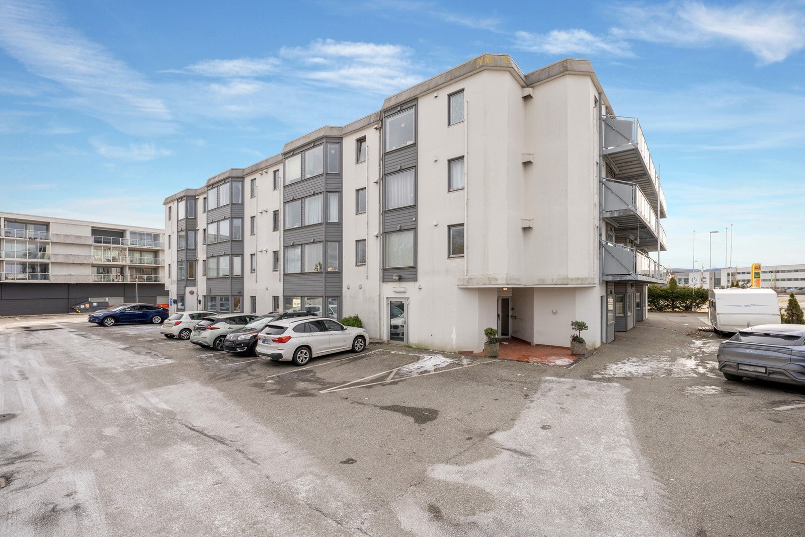 Utvendig parkering med muligheter for å lade el-bil. Galleribilde