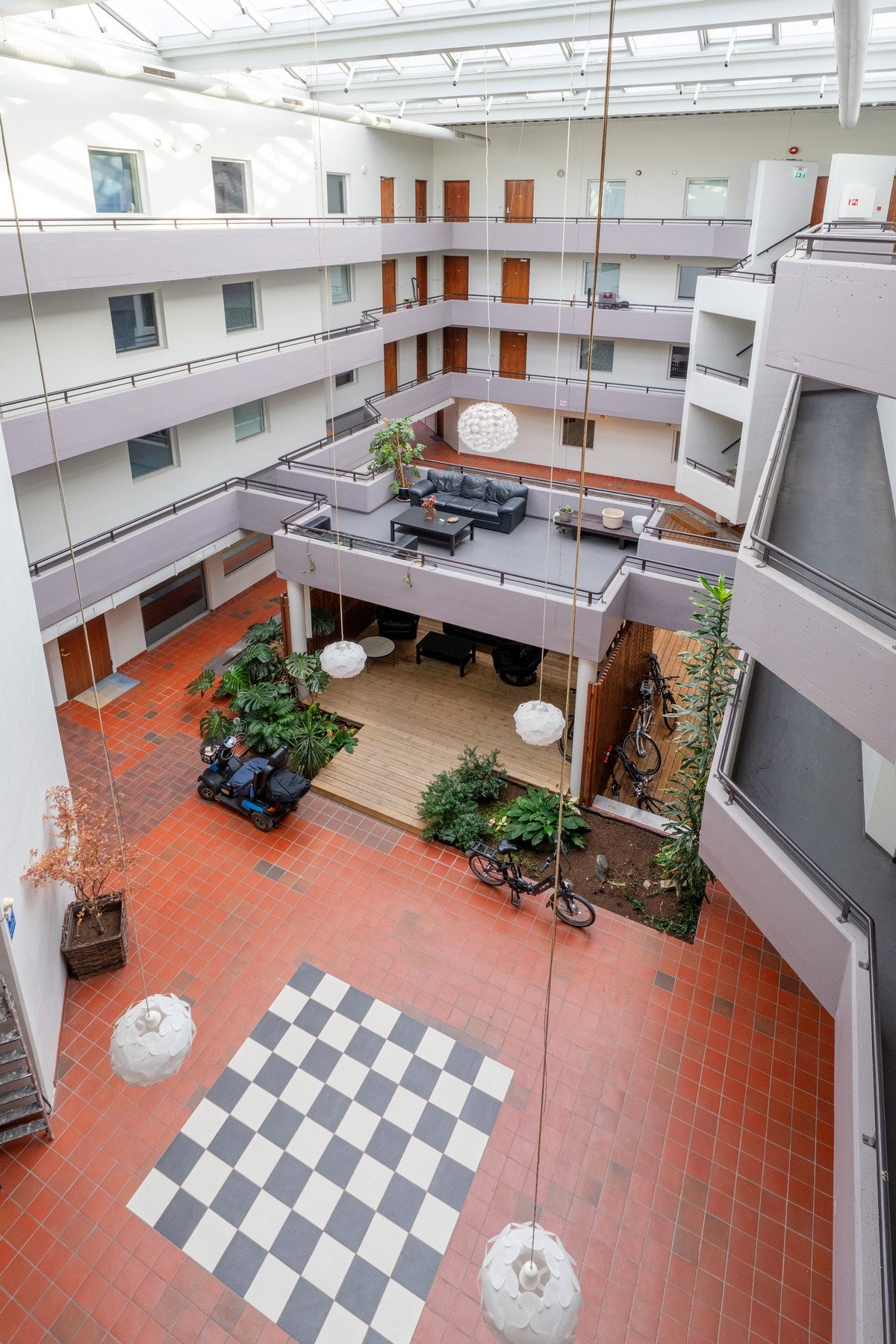 Sameiet byr på flotte fellesarealer, blant annet treningsrom, vaskekjeller, og hyggelige uteområder. I tillegg disponerer leiligheten bod i kjeller. Galleribilde