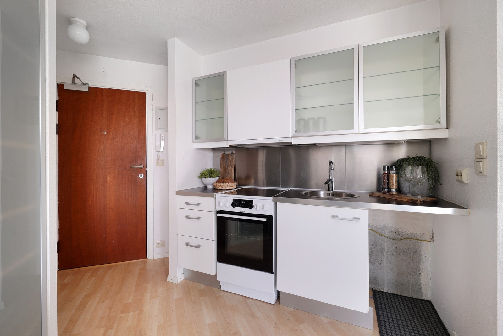 Komfyr kan medfølge og det er plass til et lite kjøleskap under benkeskap. Galleribilde