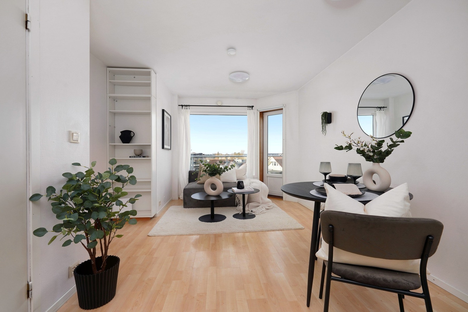 I stuen er det plass til både sofa og et lite spisebord om ønskelig. Galleribilde