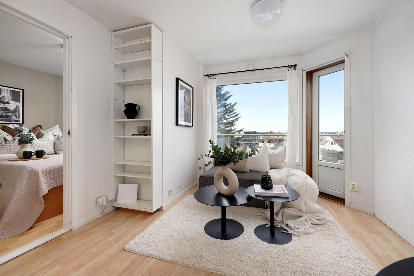 Har har man rikelig med utsyn, men ingen innsyn. Galleribilde