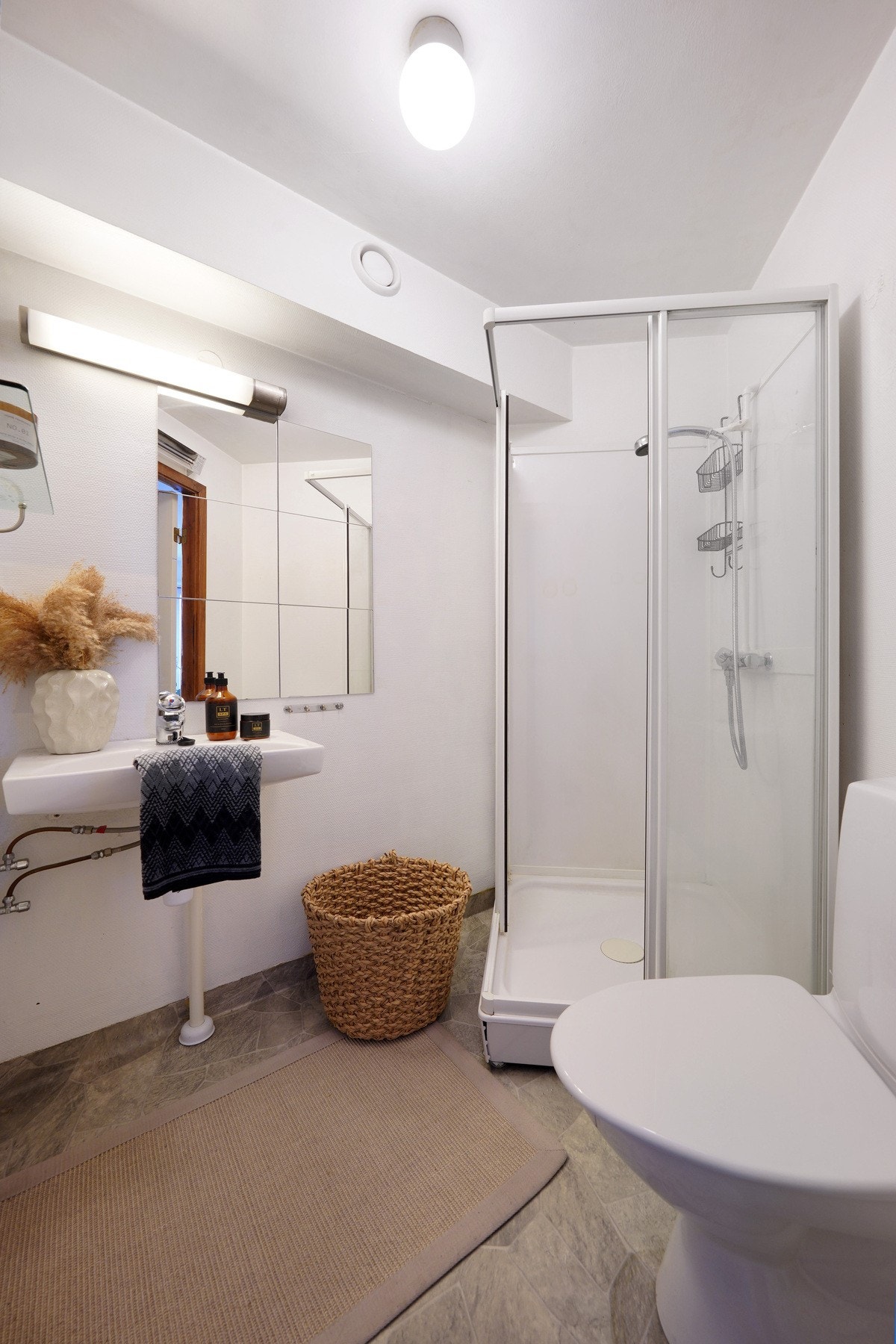 Funksjonelt bad med nytt wc, blandebatteri og servant i 2025. Galleribilde