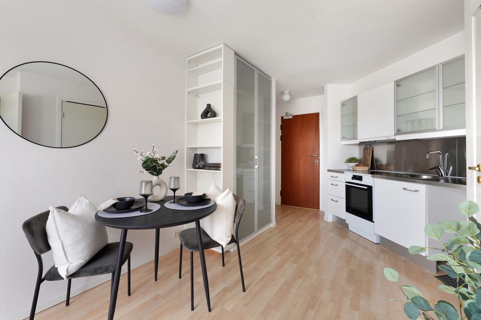 Det er garderobeskap ved gang. Galleribilde