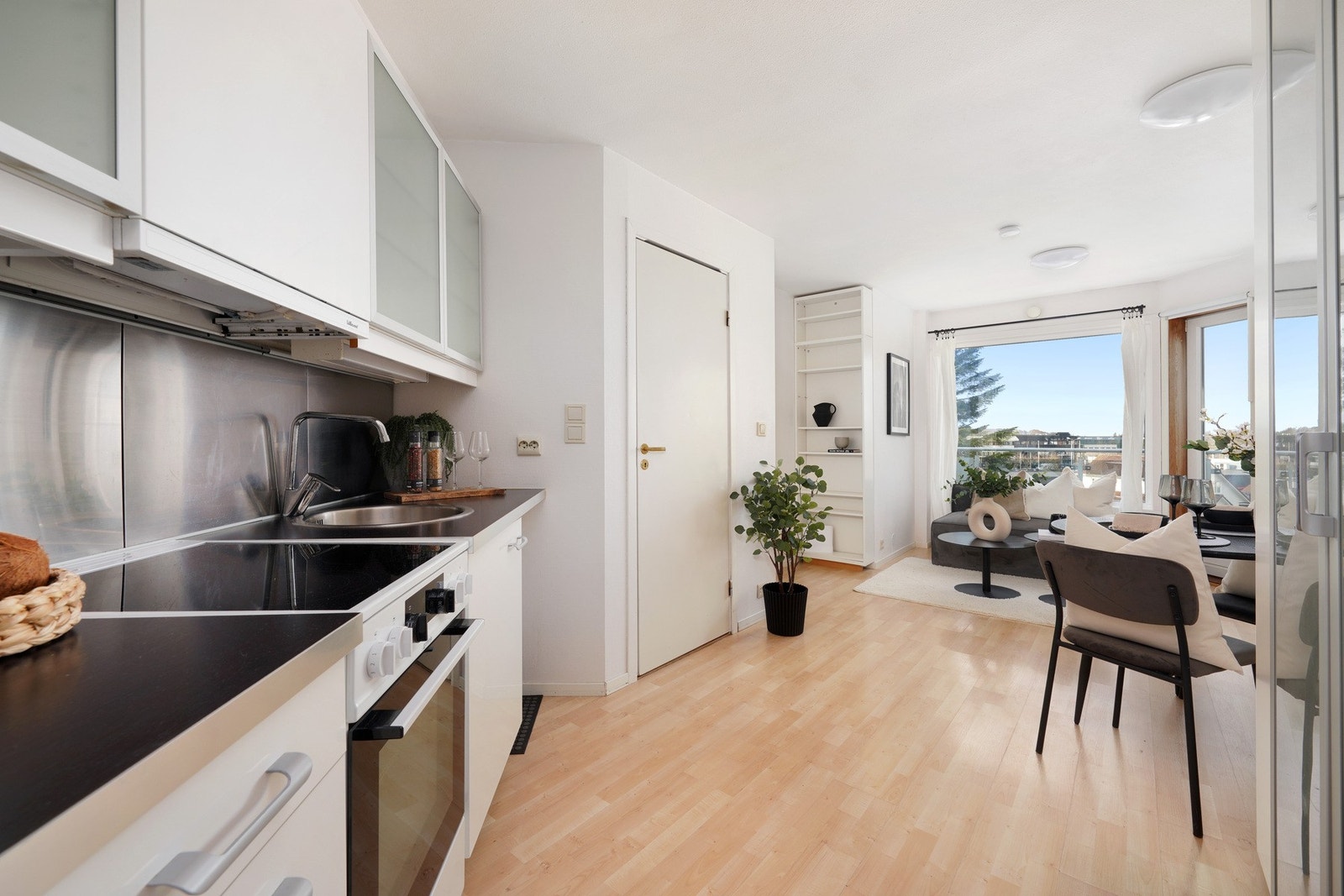 Stuen har et stort vindu sammen med balkongdør i glass som slipper inn rikelig med dagslys. Galleribilde