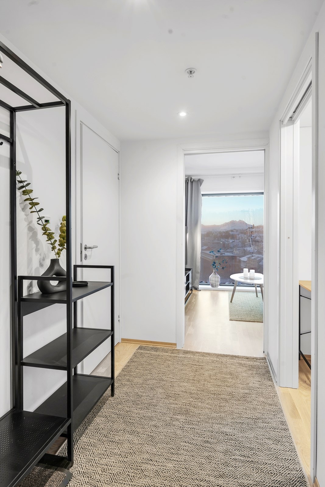 Velkommen inn! Flott entrè med oppheng for yttertøy og plass til sko. Galleribilde