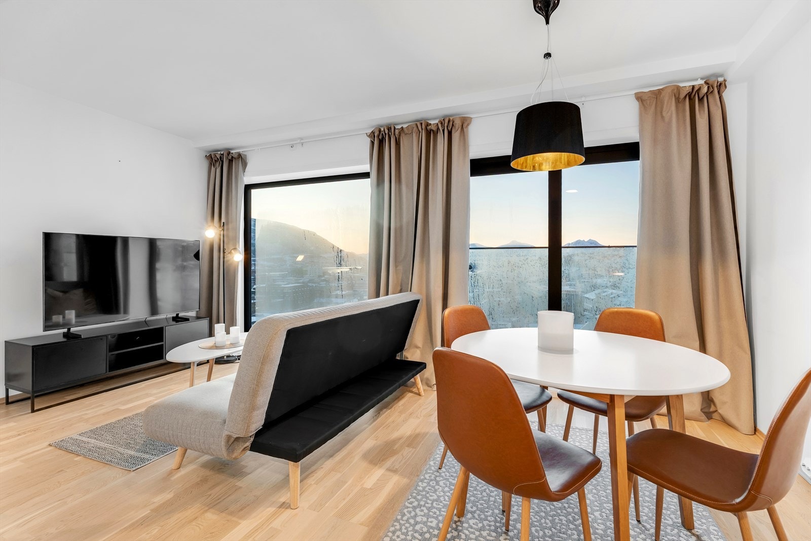 Lyse overflater, samt store vindusflater som sikrer rikelig med naturlig lysinnslipp og en luftig romfølelse. Galleribilde