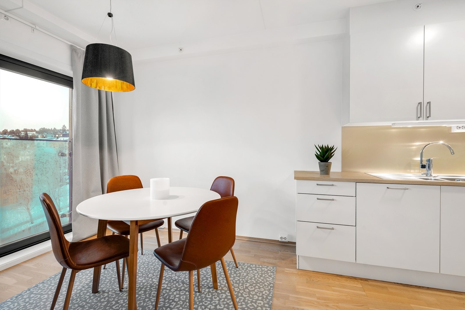 Spisegruppen finner sin naturlige plass like ved kjøkkenet. Galleribilde