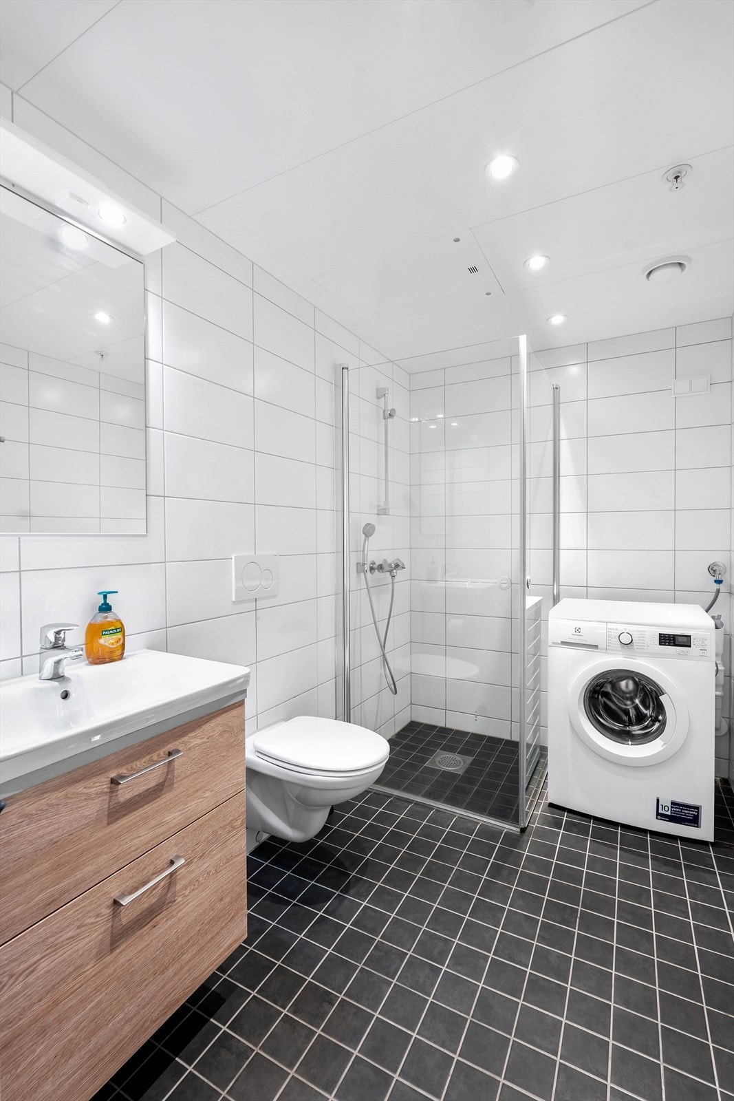 Komplett flislagt bad med varme i gulv, og moderne innredninger. Galleribilde