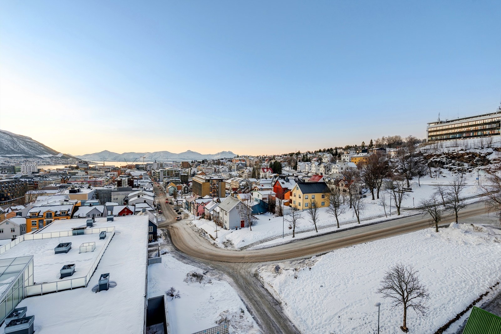 Leiligheten er sentrumsnær med kun 5 min gangavstand til det meste av byens attraksjoner og tilbud! Galleribilde
