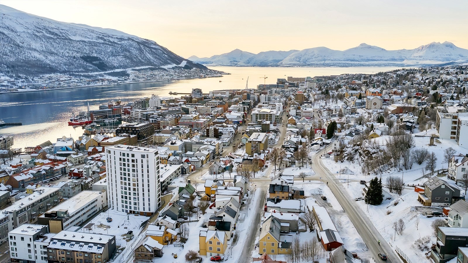 Svært gode bussforbindelser med hyppige avganger som tar deg til alle bydelene i Tromsø. Fra "Skippergata" går det direktebuss til bl.a. UNN/UiT, Jekta, flyplassen, Tromsdalen, Sør-Tromsøya, Kroken og Kvaløya. Galleribilde