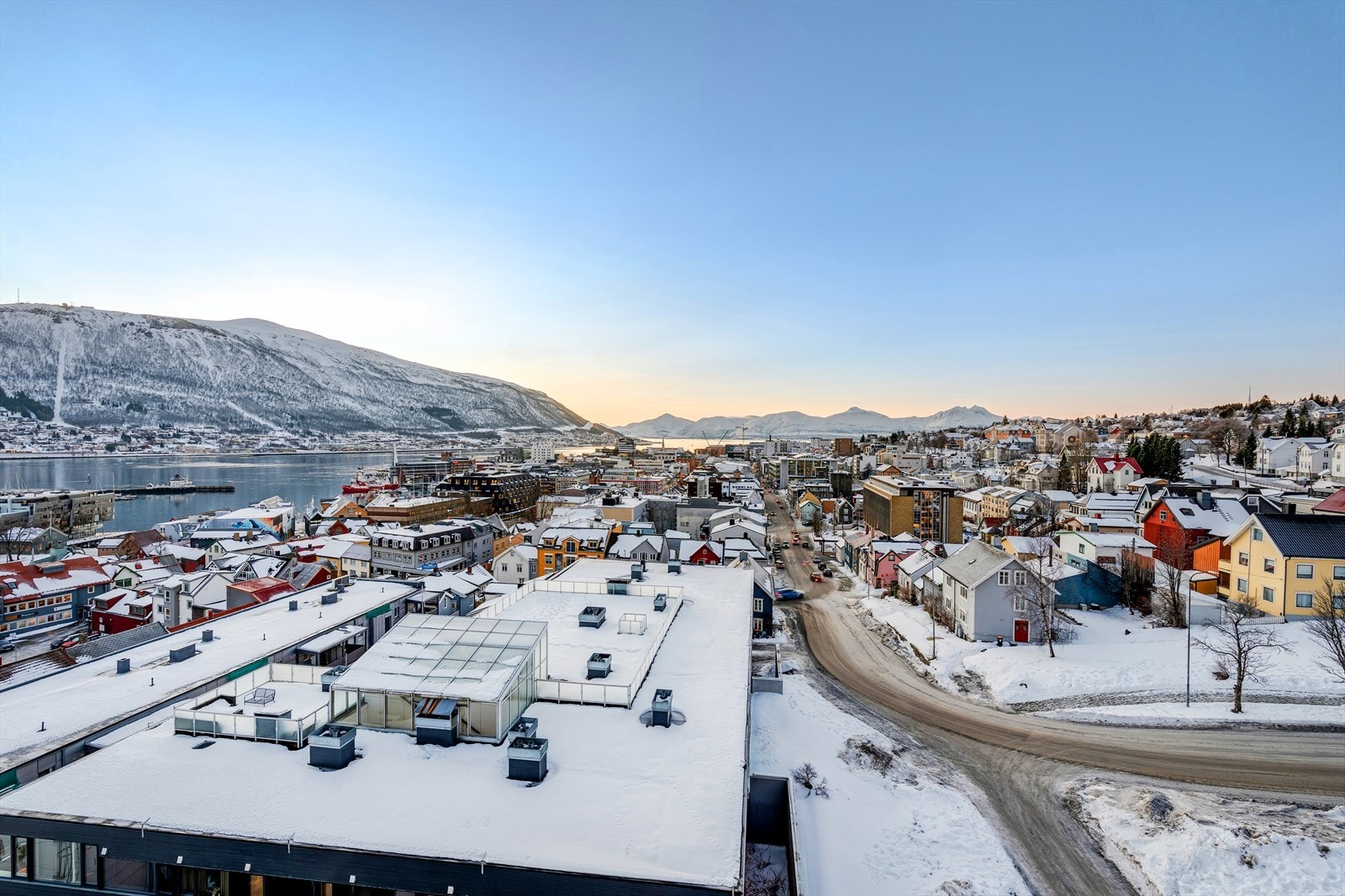 Fra leilighetene nyter du godt av nydelig utsikt mot både bylivet, fjellene og havet. Galleribilde