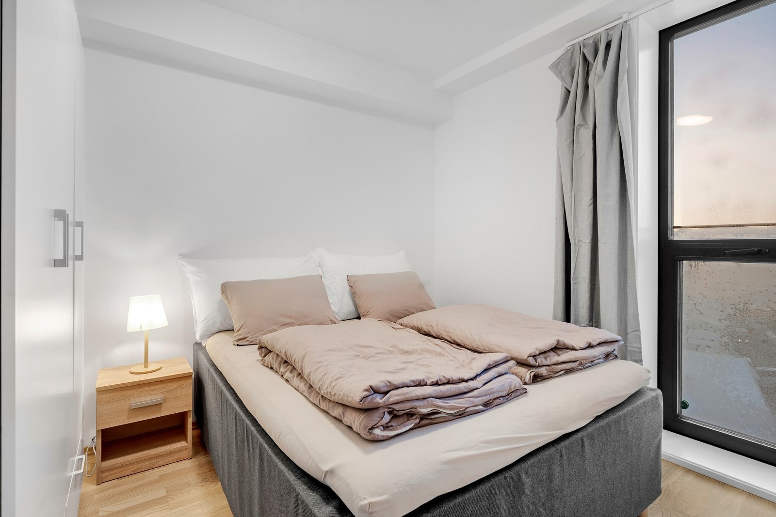 Romslig soverom med god plass til stor seng, samt innredet med praktisk garderobeskap. Galleribilde