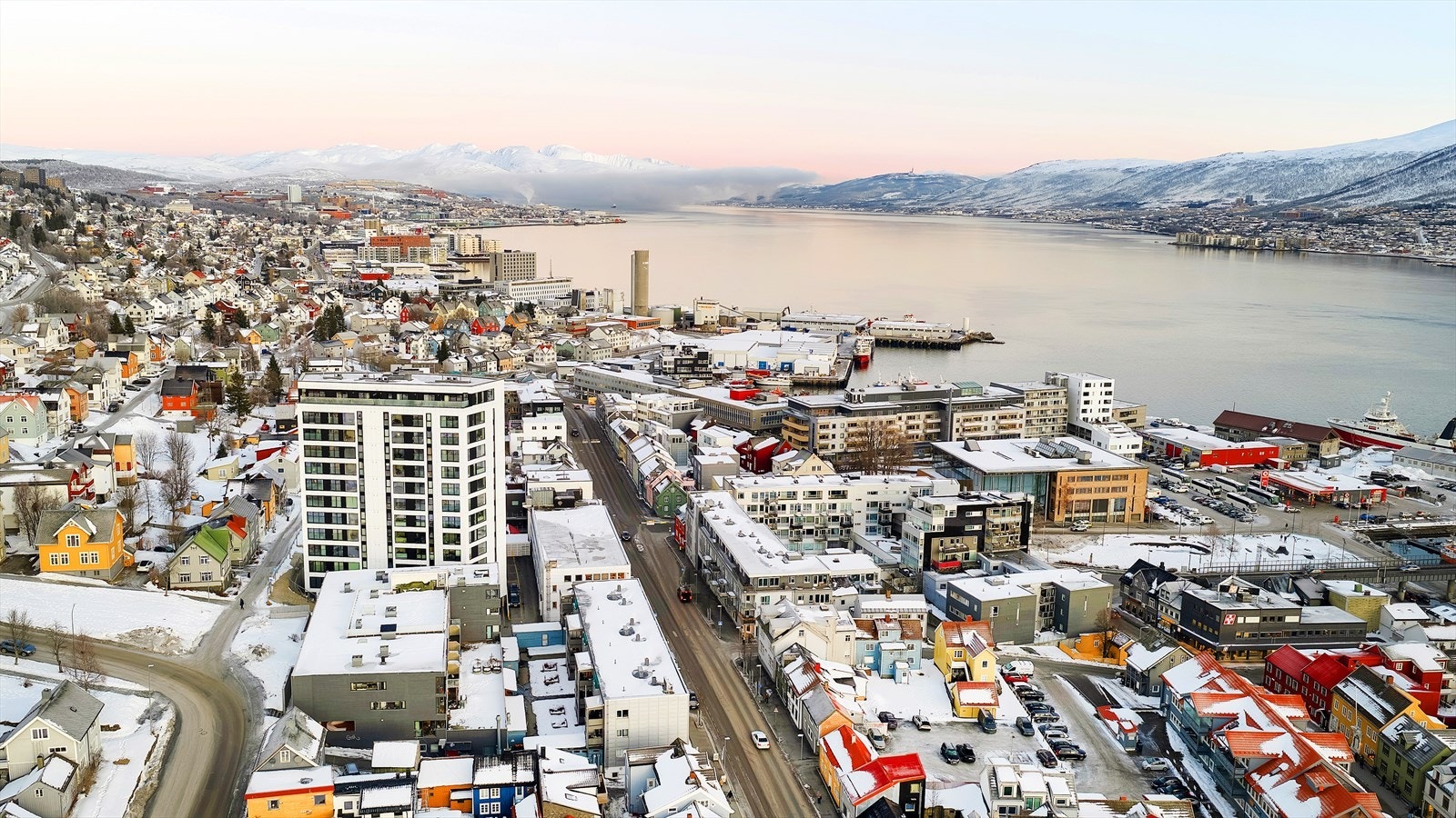 Området består av moderne blokkbebyggelse, næringslokaler og flere eldre bygårder som nylig er totalrenovert. Galleribilde
