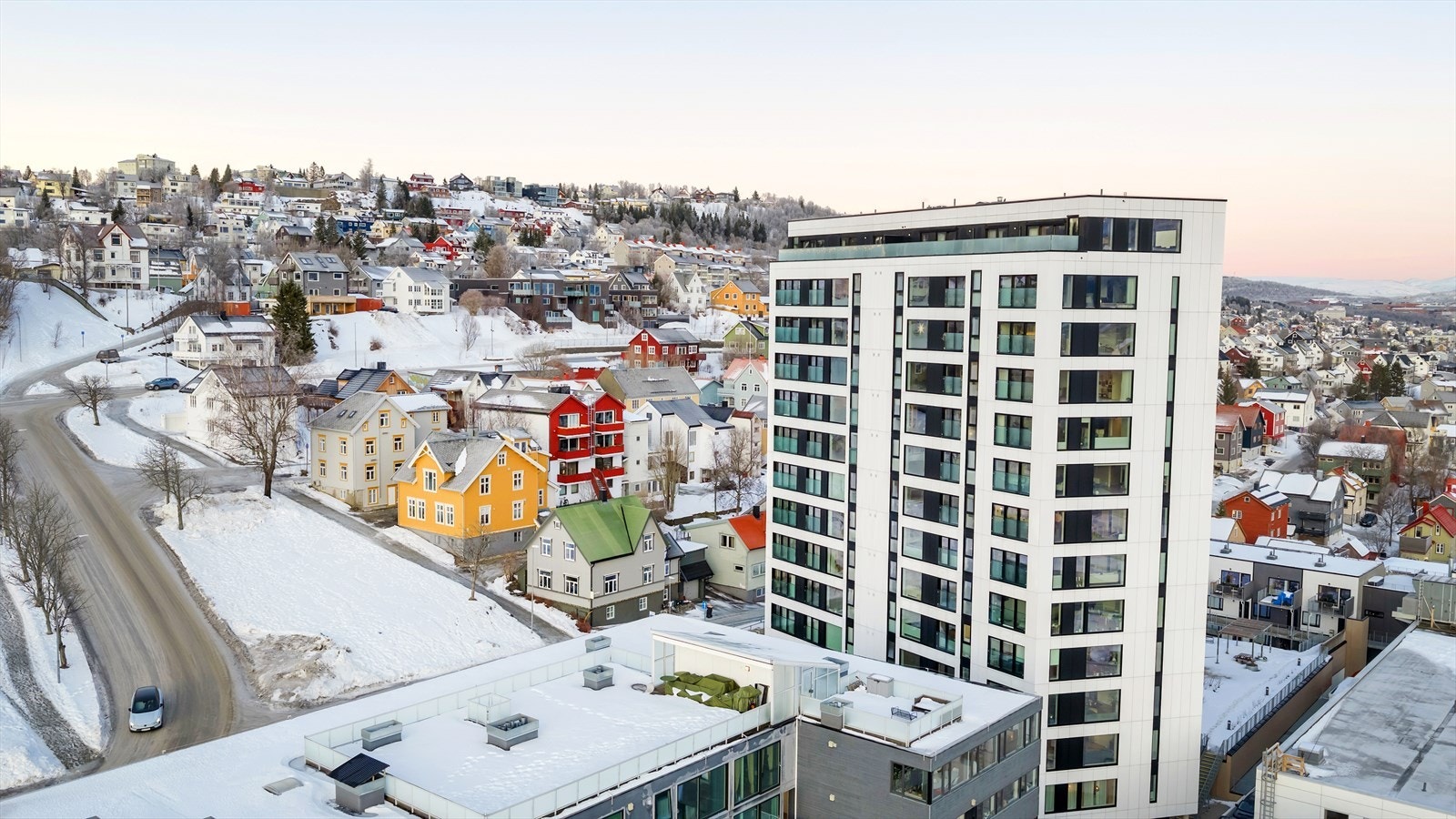 Leiligheten befinner seg i byggets 9. etasje med nydelig sørvendt utsikt. Galleribilde