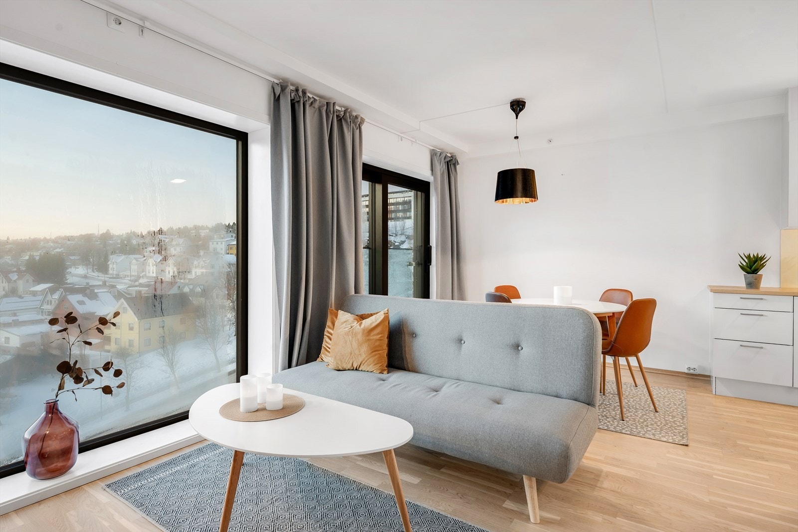 En lys og moderne 2-roms fra 2020 med god standard, samt meget sentral beliggenhet i attraktive Solseilet, nord i Tromsø sentrum. Galleribilde