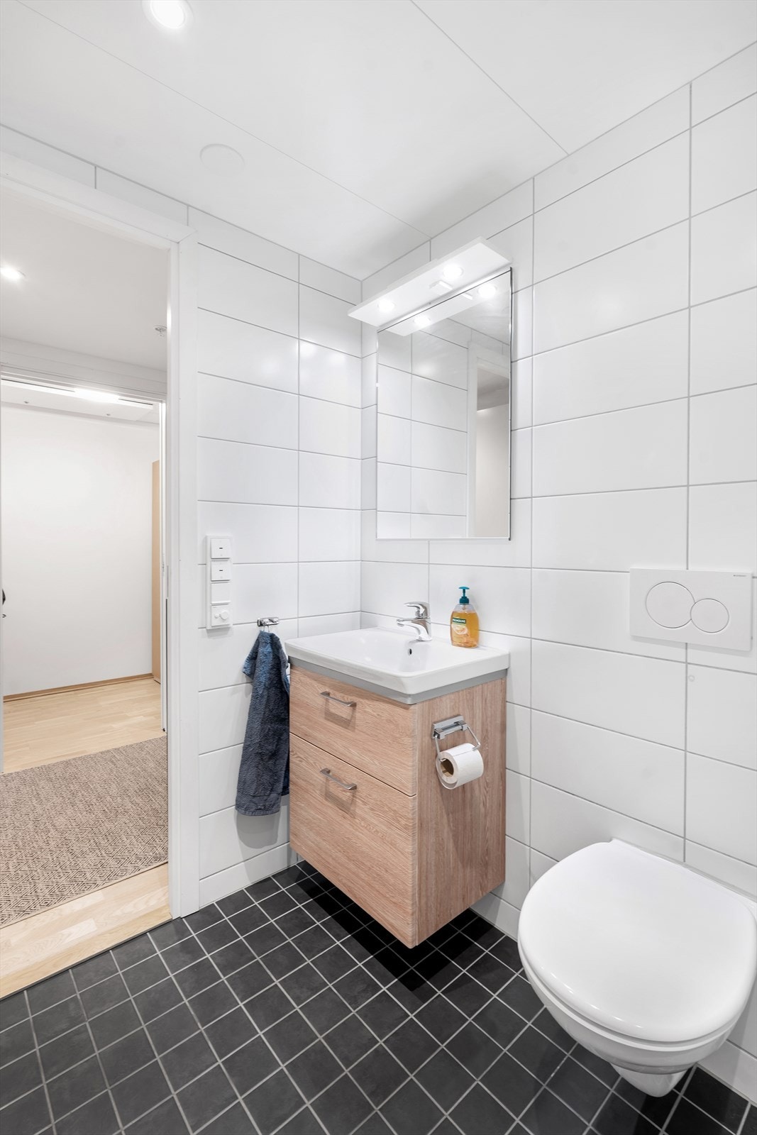 Fin og praktisk innredning med oppbevaringsplass. Galleribilde