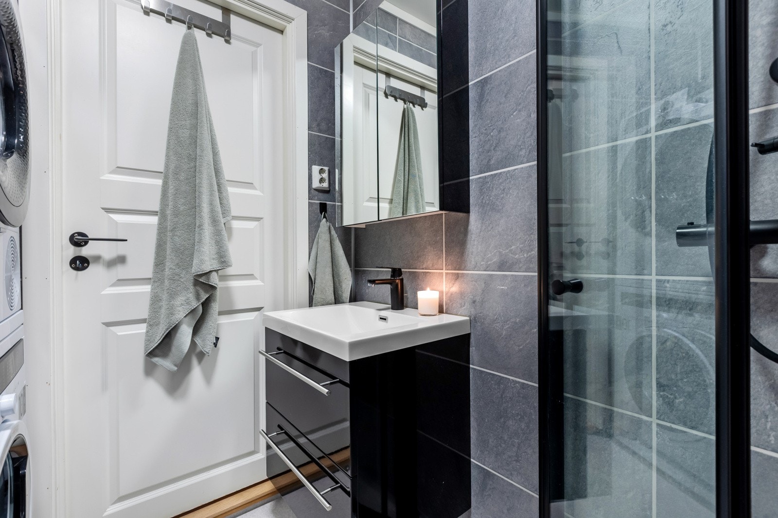 Badet ble nyoppusset i 2021 og har våtromsplater med flismotiv på veggene. Galleribilde