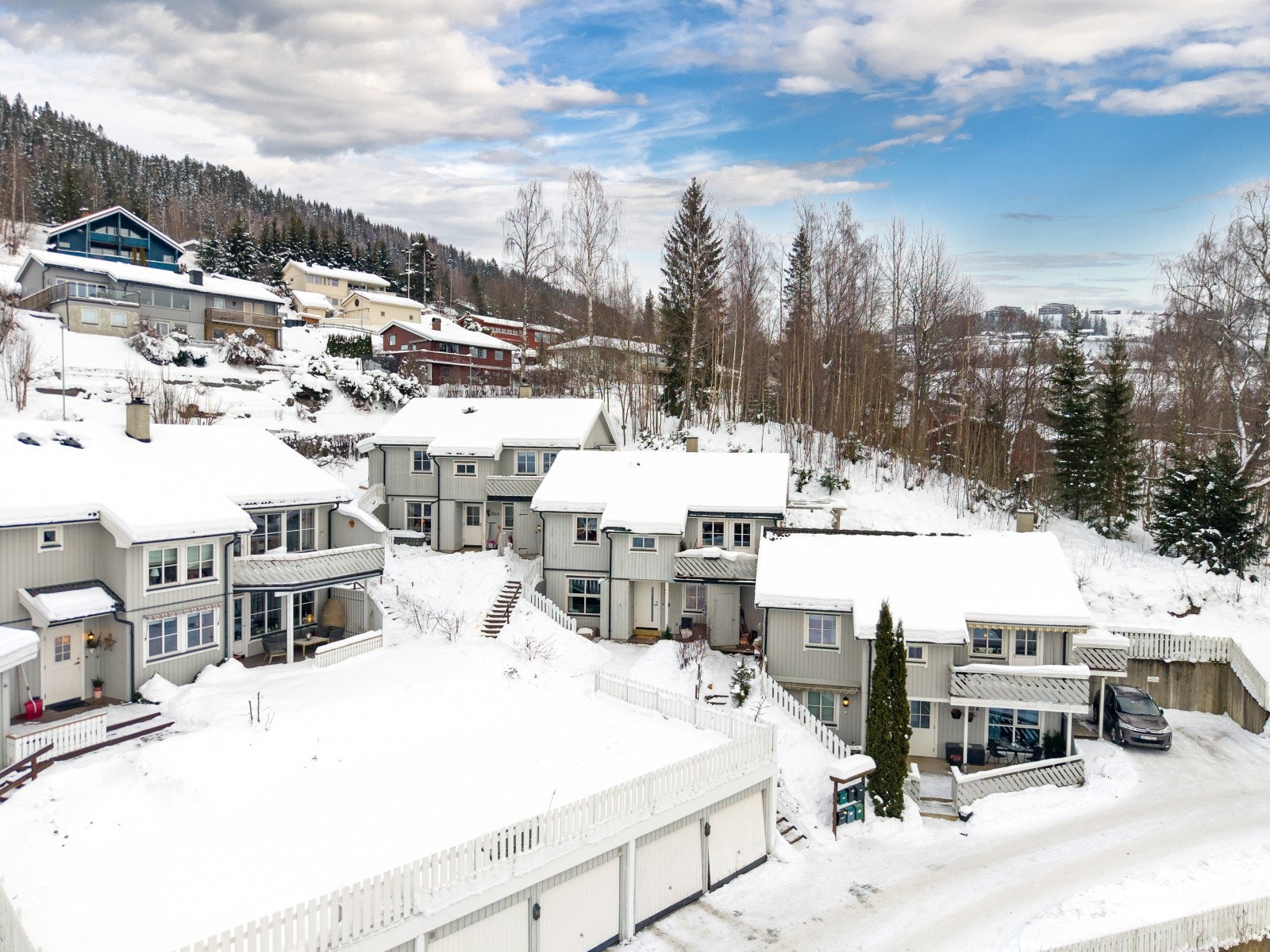 Sameiets fellestomt er pent opparbeidet med plenarealer, beplantninger og grusede gangstier. Galleribilde