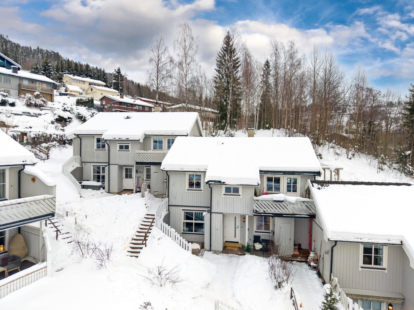 Boligfeltet består av rekkehus og eneboliger, som skaper et helhetlig og barnevennlig nabolag. Galleribilde