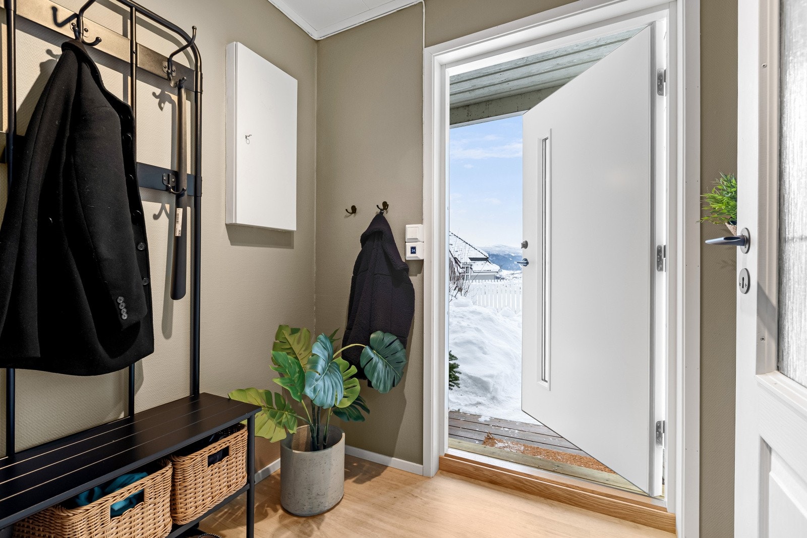 I entréen er det behagelig gulvvarme som gir en god velkomst. Galleribilde