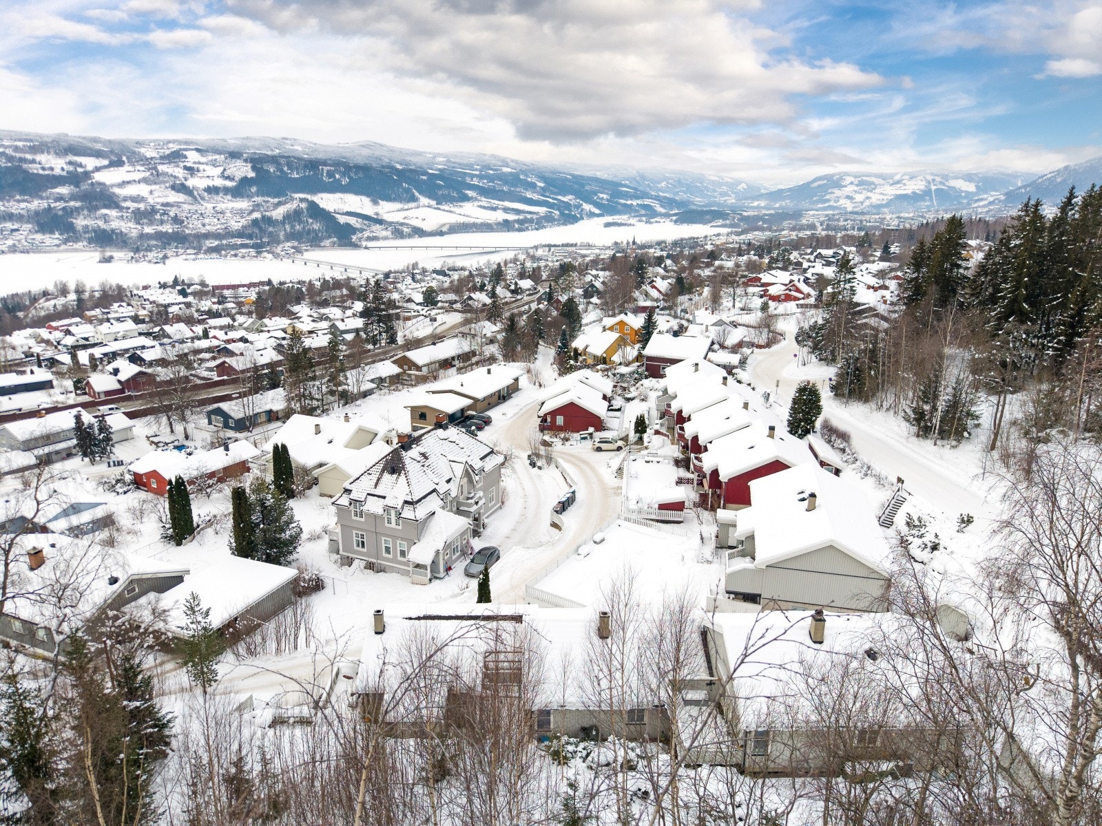 Kort avstand til bussholdeplassen Skaugboringen med gode forbindelser i nærområdet. Galleribilde