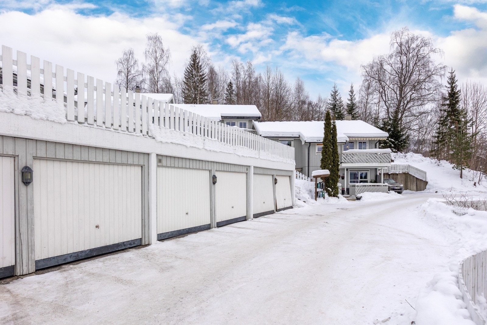 Til leiligheten hører en egen garasjeplass i felles garasjeanlegg. Galleribilde