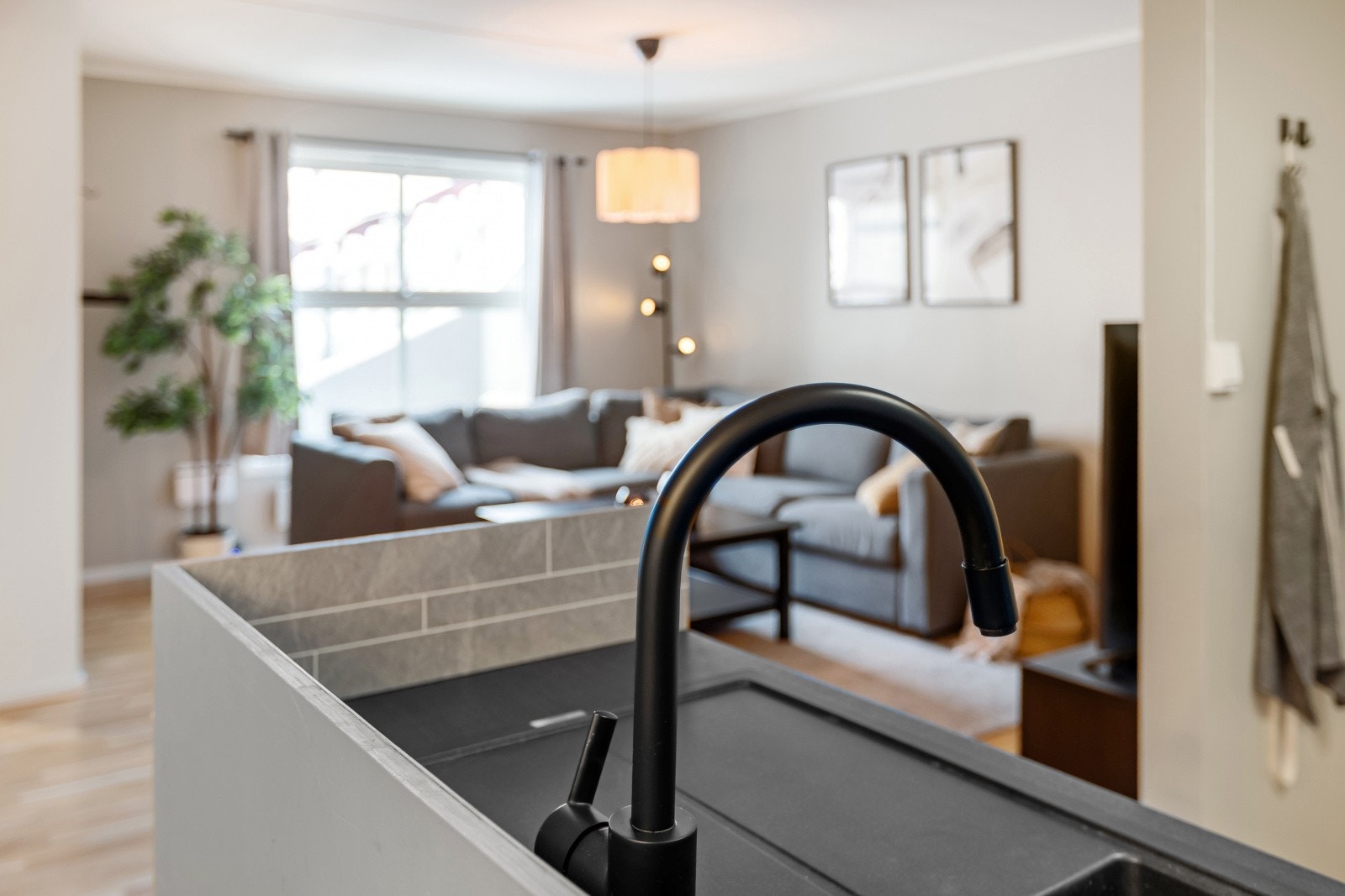 Kjøkkenet har en praktisk laminatbenkeplate med nedfelt komposittvask. Galleribilde