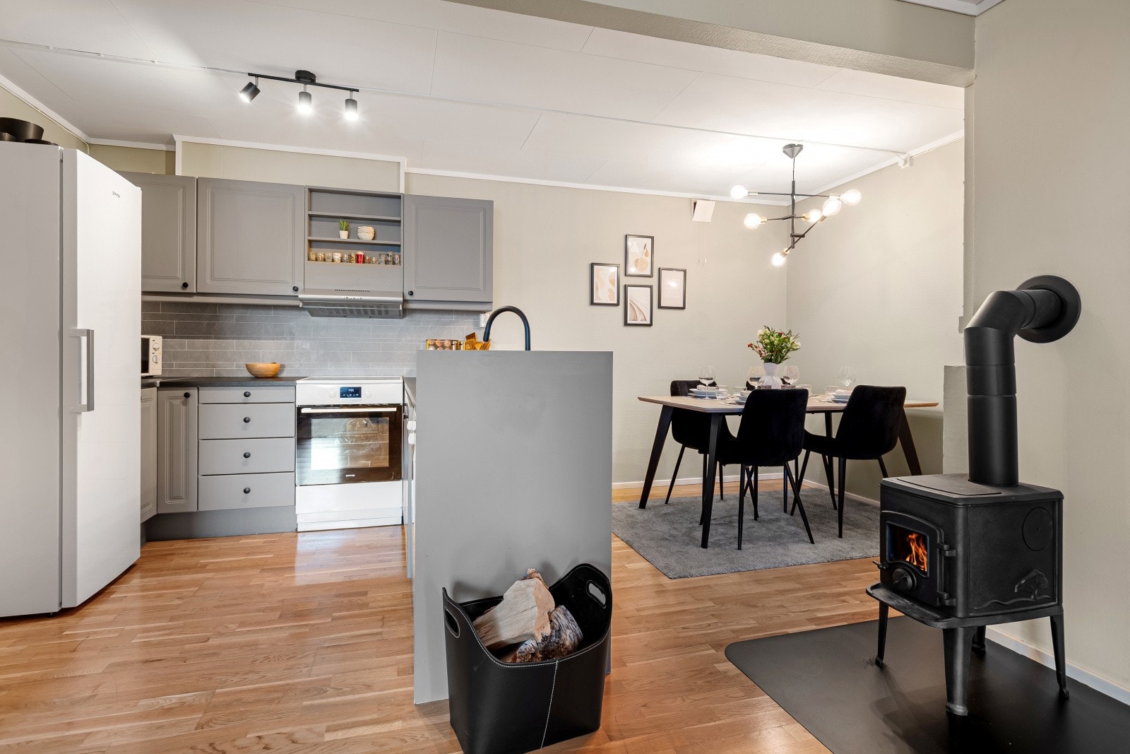 Den åpne planløsningen mellom stue og kjøkken gir en god romfølelse. Galleribilde