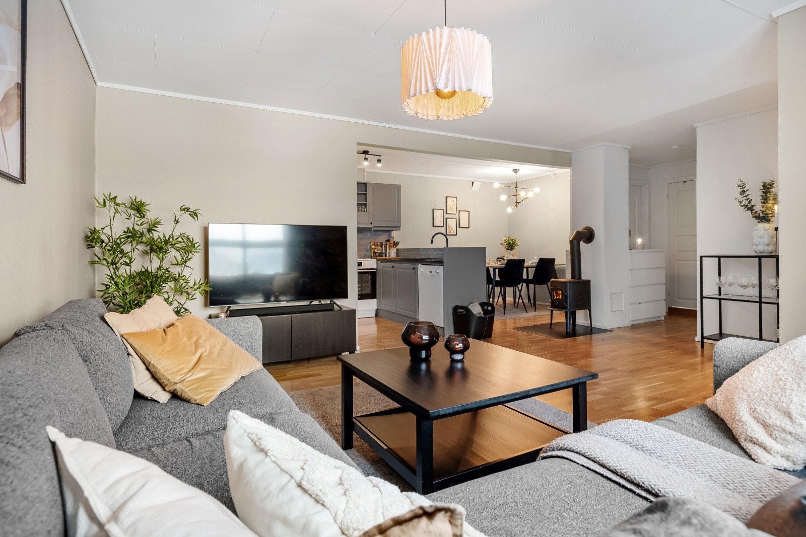 Fra sofakroken er det åpen siktlinje mot kjøkkenet og spiseplassen. Galleribilde