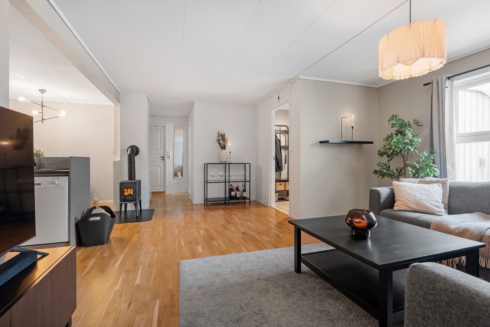 Gulvet foran vedovnen er beskyttet med en brannsikker plate. Galleribilde