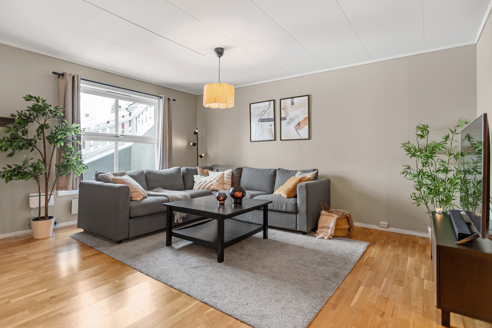 Gjennomgående overflater med parkettgulv og takessplater i himling. Galleribilde