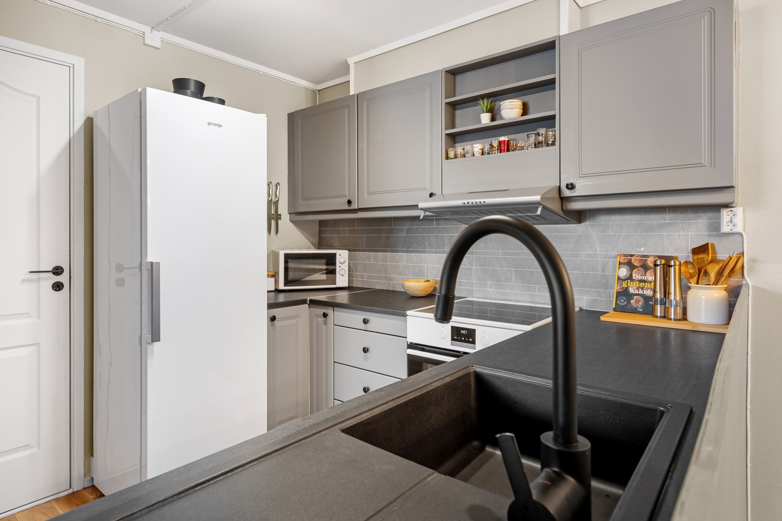 Kjøkkenet er tilrettelagt for komfyr, oppvaskmaskin og kjøleskap. Galleribilde