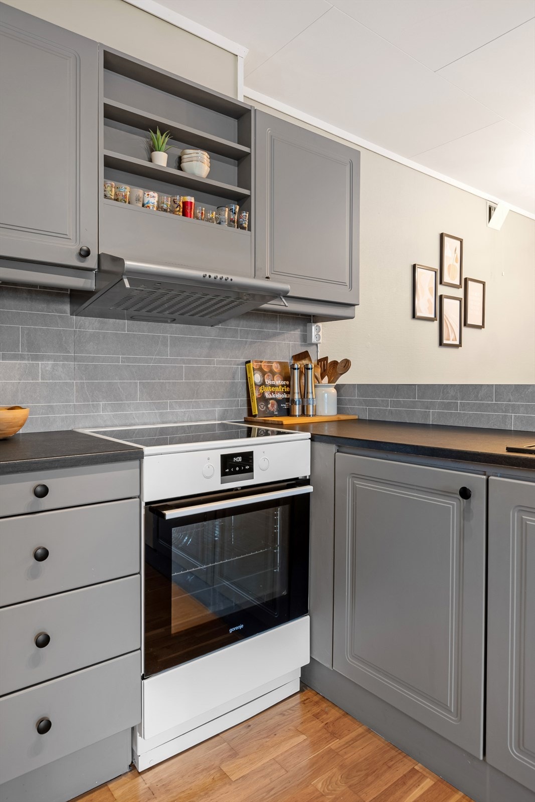 Kjøkkeninnredningen er fra byggeår, med malte profilerte fronter og laminerte skrog. Galleribilde