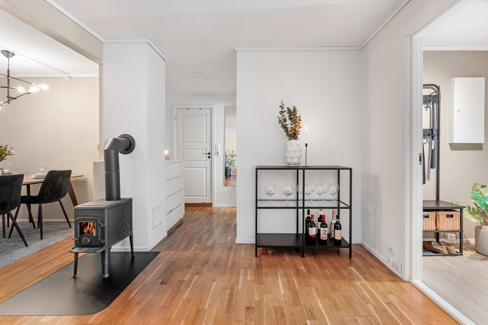 En vedovn i stuen, tilkoblet elementpipe, gir en effektiv og hyggelig varmekilde. Galleribilde