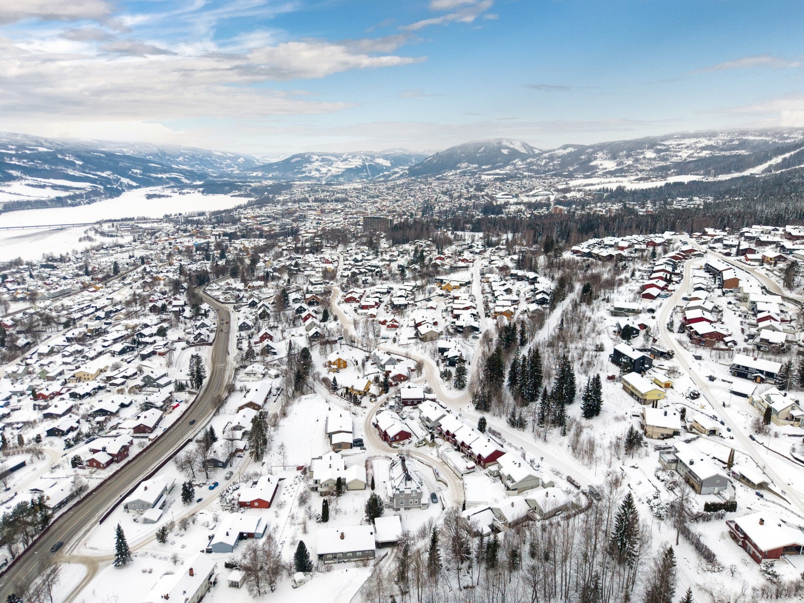 Leiligheten ligger i et etablert og rolig boligområde i Lillehammer. Galleribilde