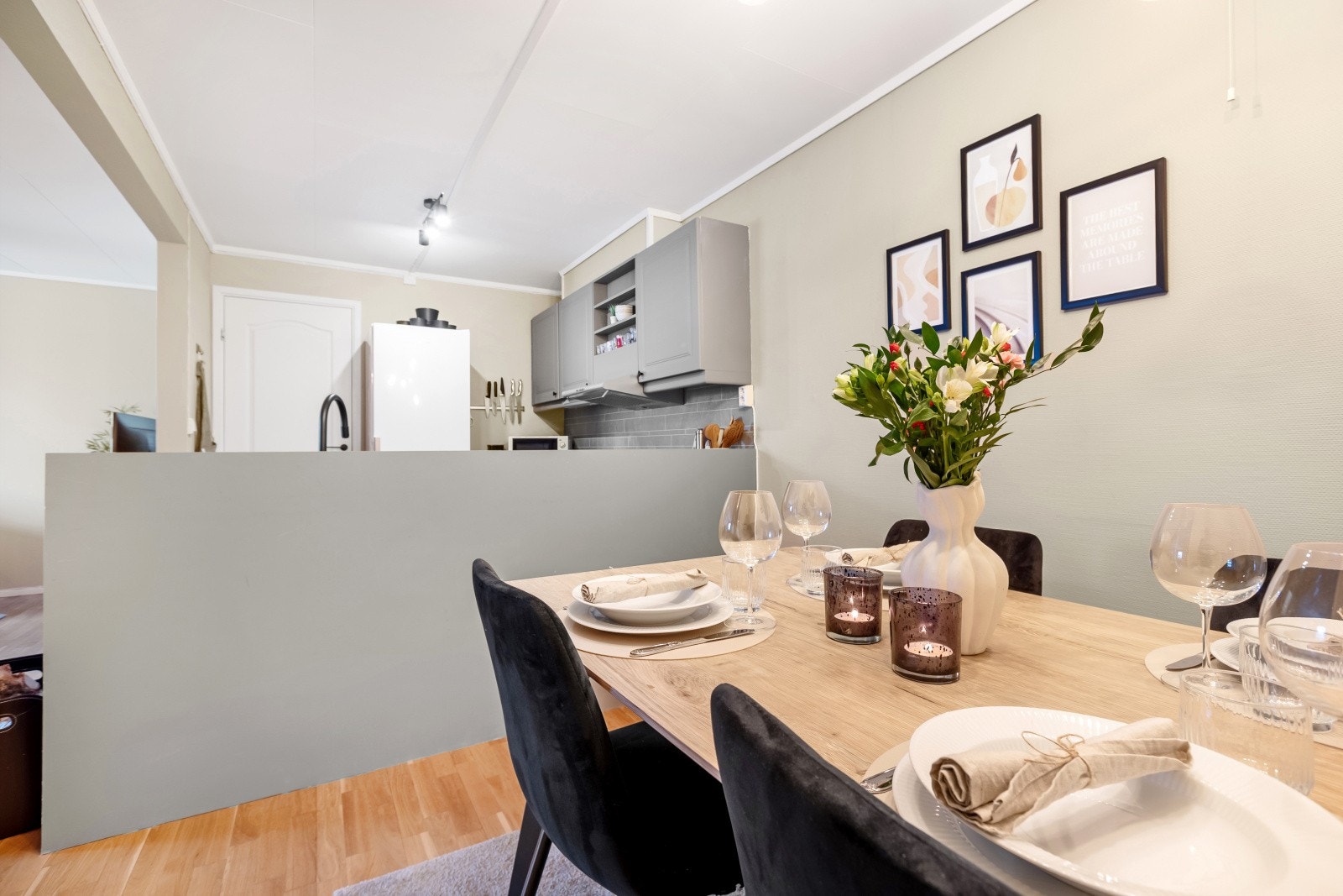 Den delvis åpne løsningen skaper en fin soneinndeling mellom kjøkken og spiseplass. Galleribilde