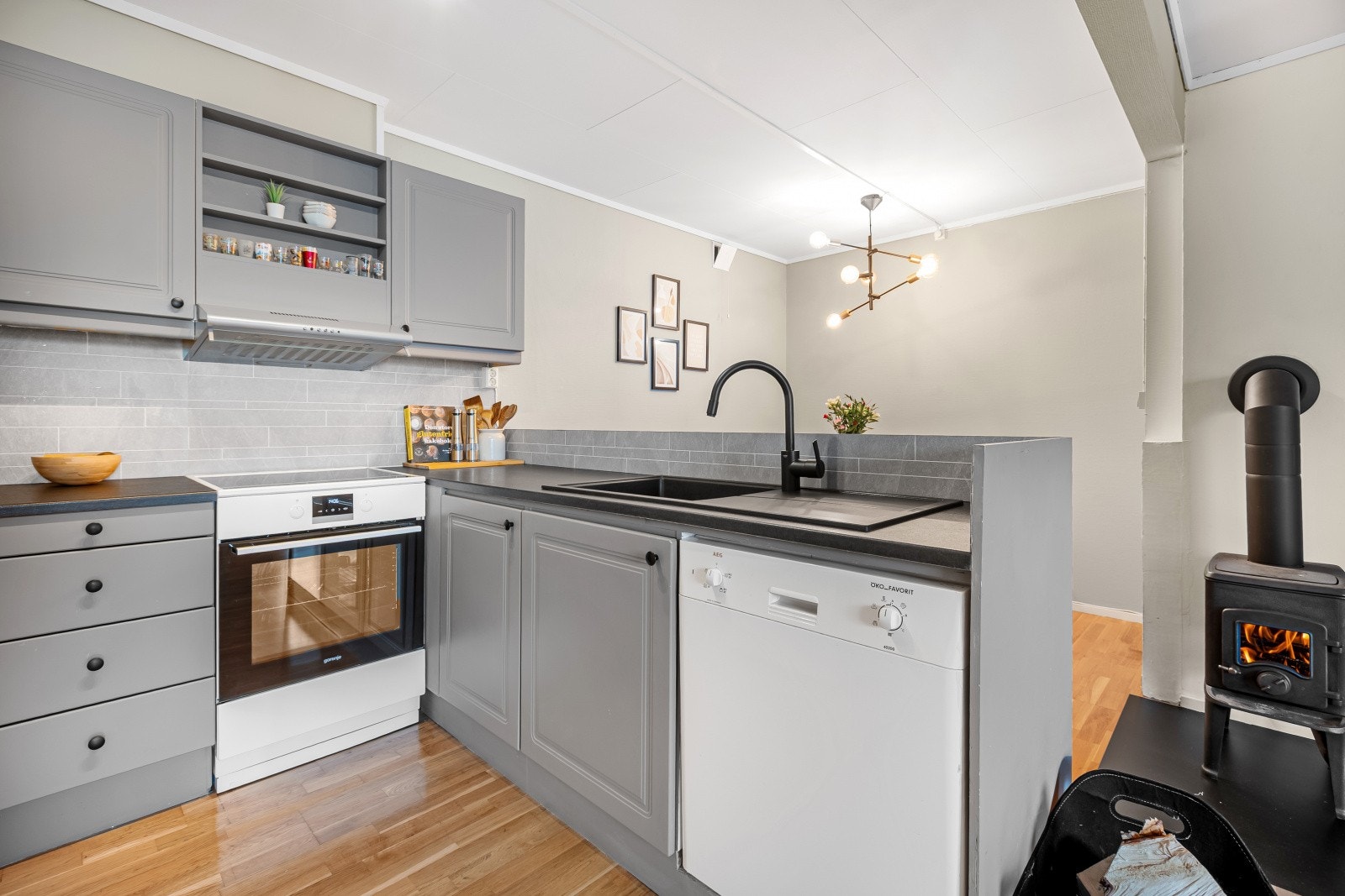 Plater med flismotiv kler veggen mellom over- og underskap. Galleribilde