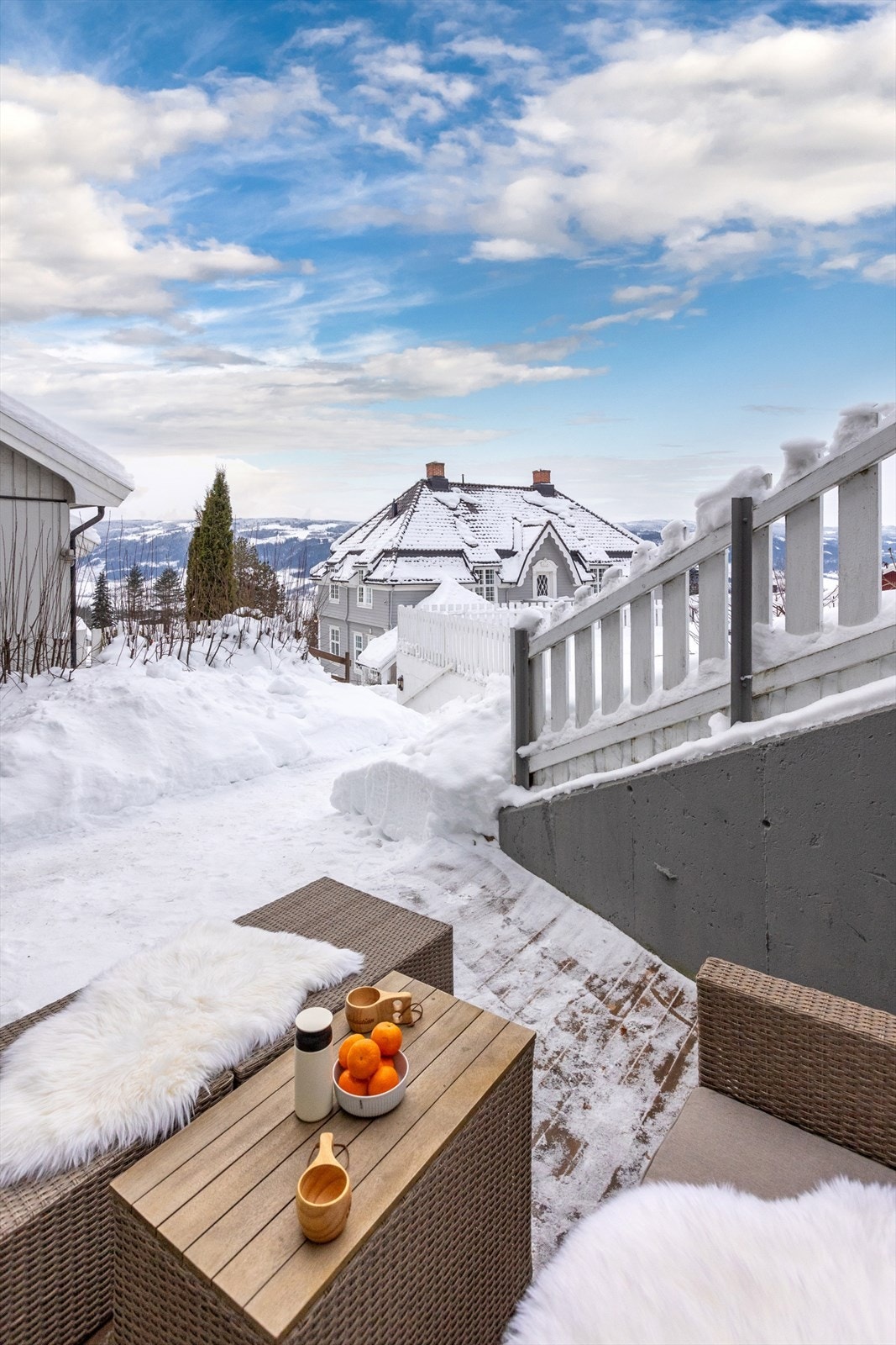 Ved inngangspartiet er det en terrasseplatting på 8 m² med plass til en sittegruppe. Galleribilde