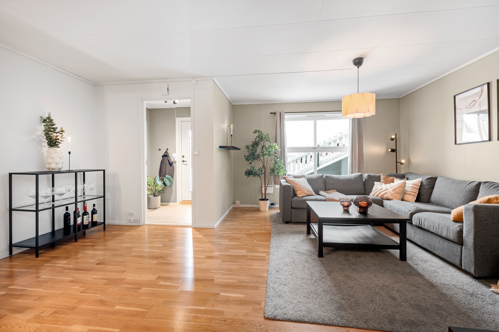 Stuen har parkett på gulvet og vegger kledd med malt glassfiberstrie. Galleribilde