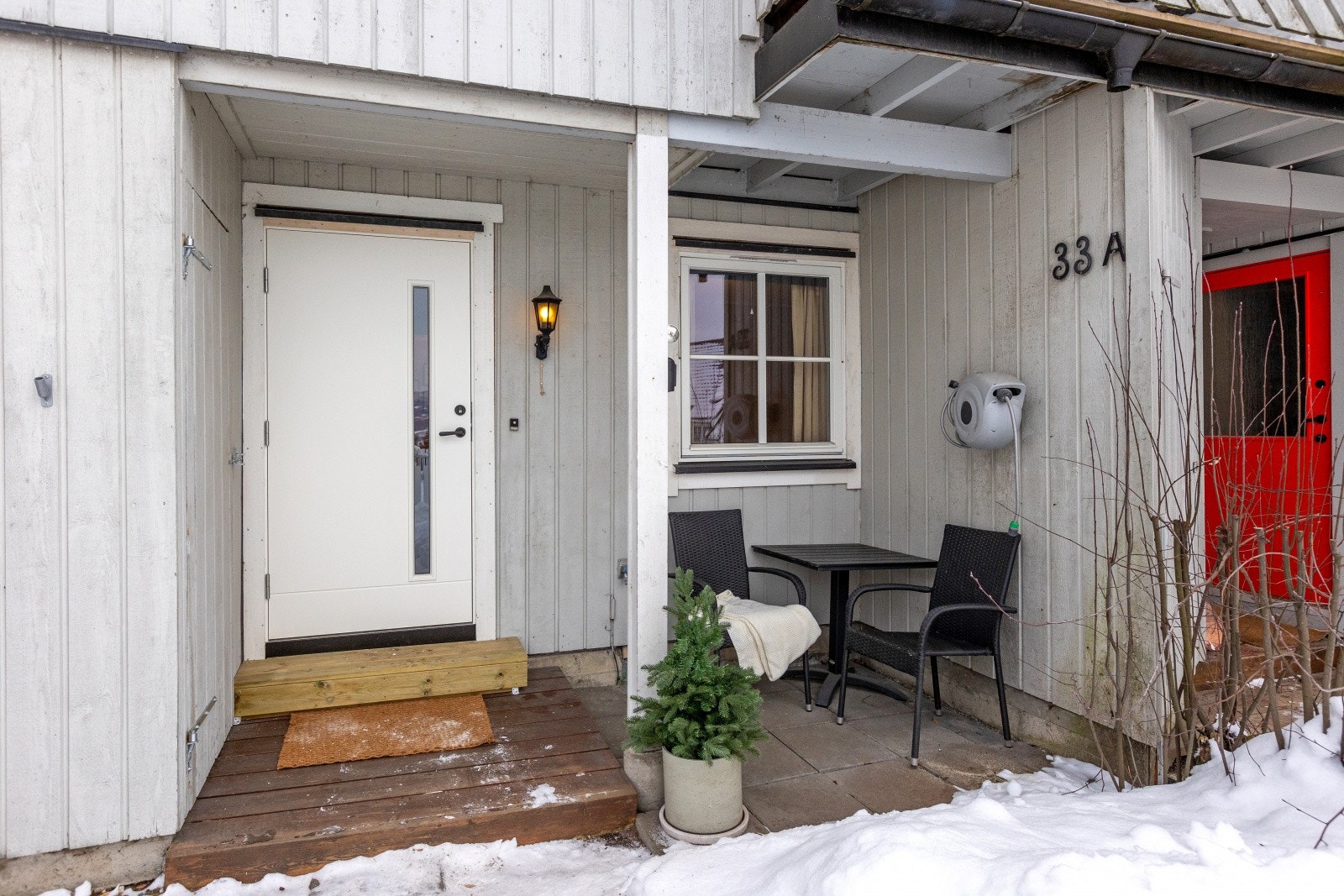 Ny inngangsdør fra 2025 i glatt utførelse med vindusfelt. Galleribilde