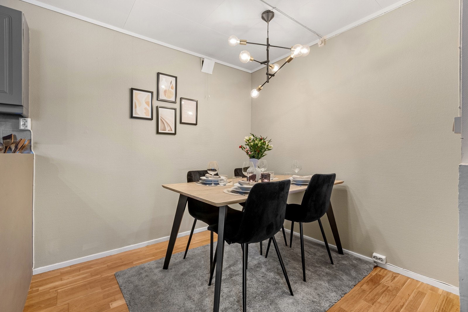 Det er god plass til et spisebord i tilknytning til kjøkkenet. Galleribilde