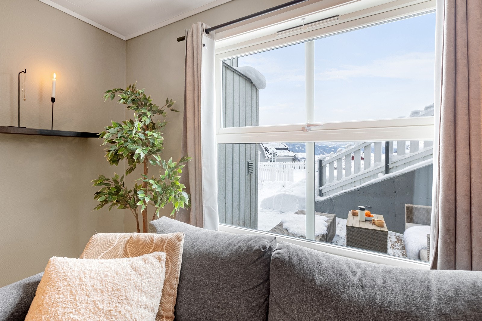 Stuevinduet er av nyere dato og har 3-lags glass for god isolasjon. Galleribilde