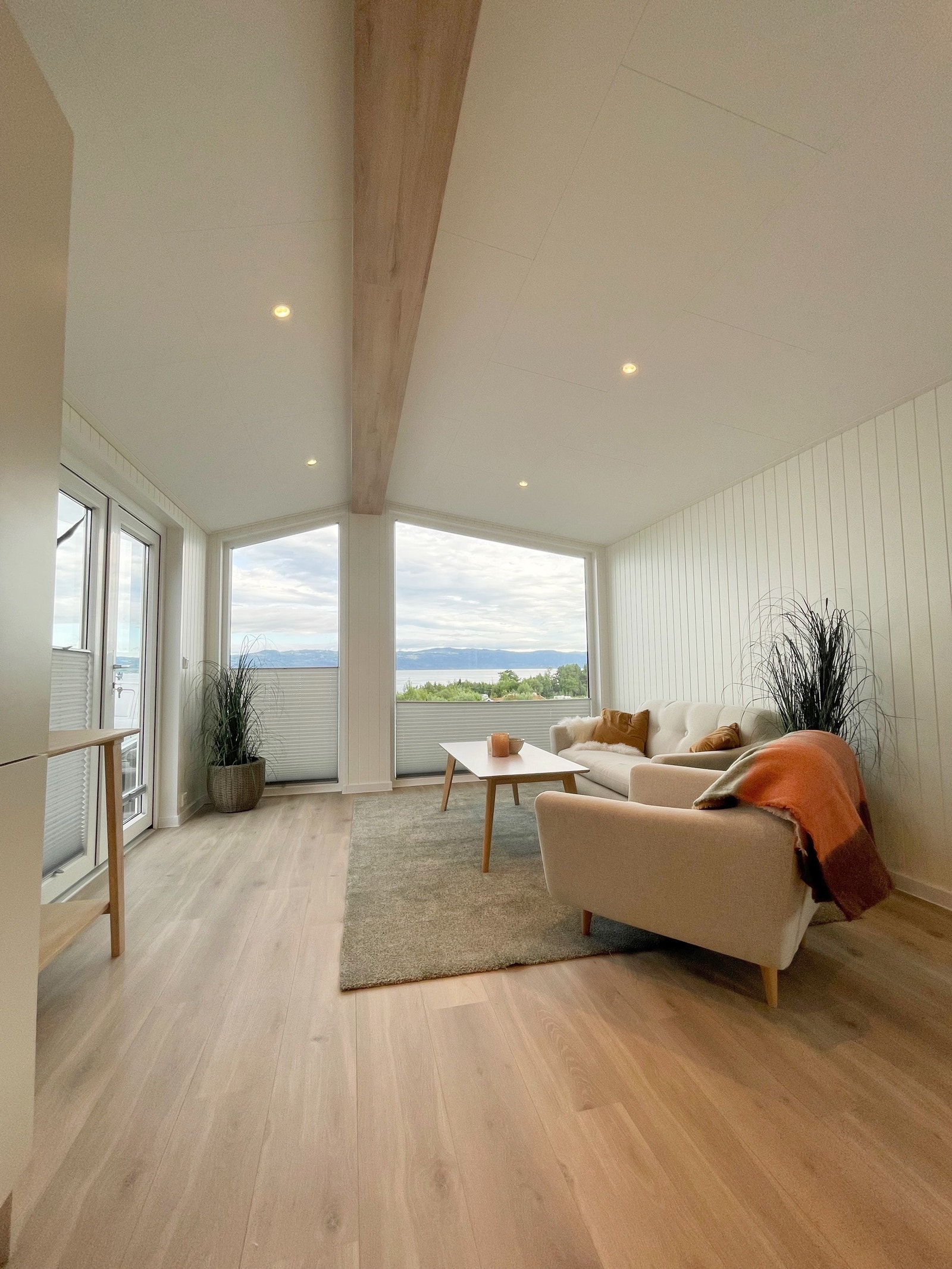 Lys og romslig stue med plass for både sofakrok og spisebordsgruppe. Galleribilde