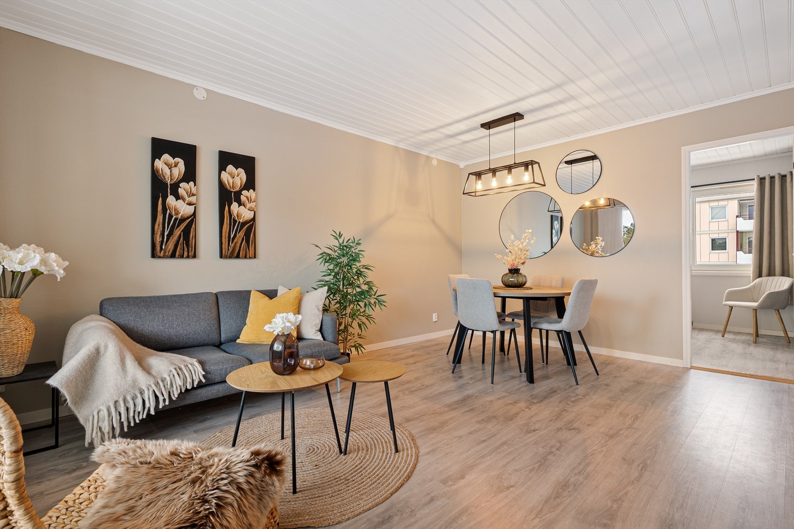 Stuen er lett å innrede og måler hele 20 kvm! Her er det god plass til å etablere flere soner! Galleribilde