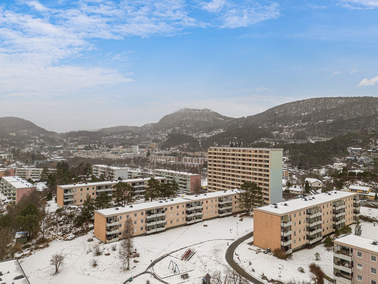 Leiligheten har en sentral beliggenhet i et attraktivt og veletablert borettslag i Fyllingsdalen. Området er stille, fredelig, og meget barnevennelig, men samtidig med korte avstander til alt man måtte trenge i hverdagen! Galleribilde